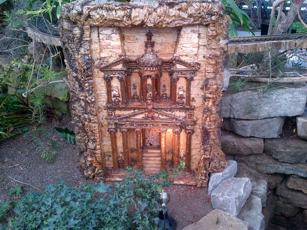 A hidden palace amidst the plants!