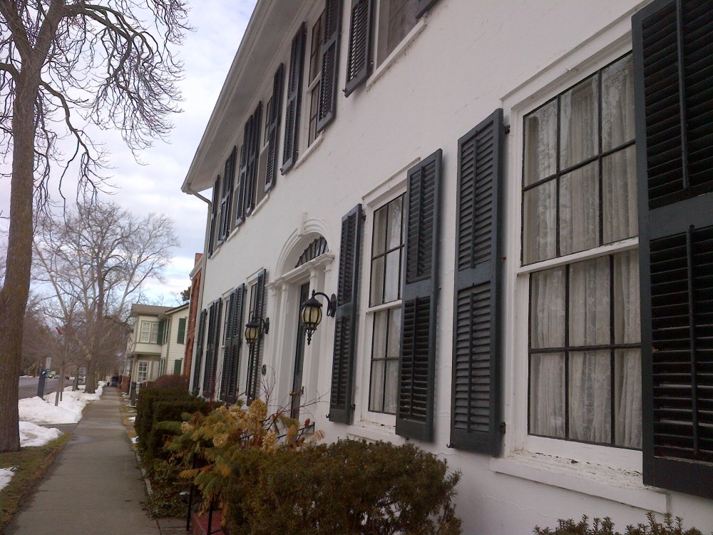 Beautiful front to this building!